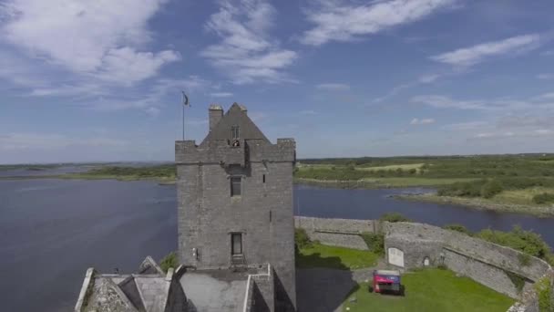 Luchtfoto drone weergave Dunguaire castle in de buurt van Kinvarra in Co. Galway, Ierland - Ierse openbare toeristische attractie. Wild Atlantic Way beslaat — Stockvideo