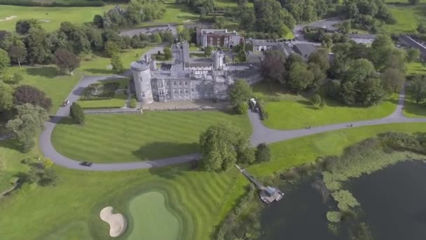 County clare, irland - 27. August 2016: Irlands berühmtestes 5-Sterne-Hotel und Golfclub, Schloss Dromoland, county clare, irland — Stockvideo