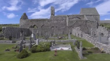 Corcomroe bir erken 13. yüzyıl Cistercian Manastırı County Clare, İrlanda Burren bölgesinin kuzeyinde yer oldu. Ücretsiz Genel turistik İrlanda.