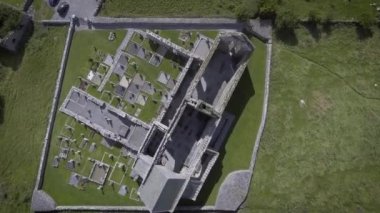 Corcomroe bir erken 13. yüzyıl Cistercian Manastırı County Clare, İrlanda Burren bölgesinin kuzeyinde yer oldu. Ücretsiz Genel turistik İrlanda.