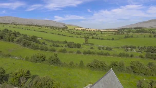 ラウンジ修道院はアイルランドのクレア州のバレン地域の北に位置する初期の 13 世紀シトー会修道院です。アイルランドの無料公共観光. — ストック動画