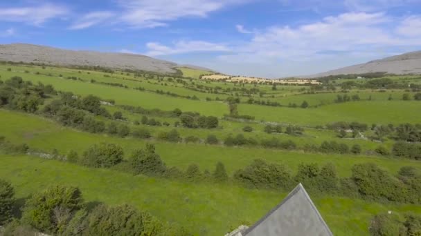 L'abbaye de Corcomroe est un monastère cistercien du XIIIe siècle situé au nord de la région de Burren dans le comté de Clare, en Irlande. Attractivité touristique publique gratuite en Irlande . — Video