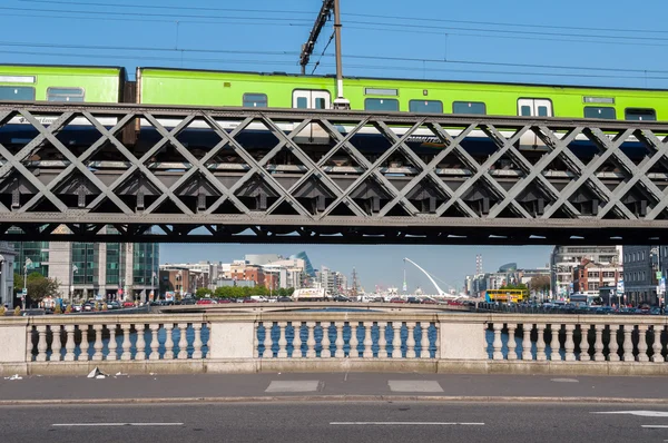 Dublin, Írország - szeptember 20, 2012: Dublin City, Írország. Dublin, fővárosa és legnagyobb városa, Írország. Található a keleti partján, a Liffey folyó torkolatánál. — Stock Fotó