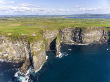 Dünyaca ünlü Moher Kayalıkları. İrlanda 'da popüler bir turizm merkezi. Clare County 'deki vahşi Atlantik Yolu' nda kuş bakışı çekim.