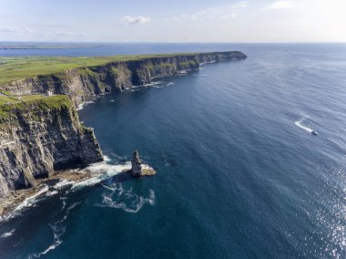 Dünyaca ünlü Moher Kayalıkları. İrlanda 'da popüler bir turizm merkezi. Clare County 'deki vahşi Atlantik Yolu' nda kuş bakışı çekim.