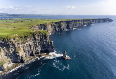 Dünyaca ünlü Moher Kayalıkları. İrlanda 'da popüler bir turizm merkezi. Clare County 'deki vahşi Atlantik Yolu' nda kuş bakışı çekim.