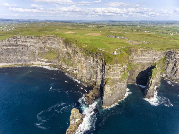 Världsberömda Cliffs Moher Populära Turistmål Irland Flygfåglar Syn Attraktion Wild — Stockfoto