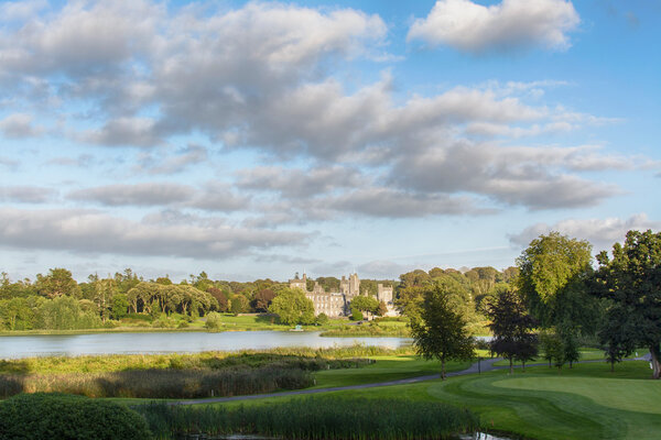 Фото известного 5-звездочного отеля Dromoland Castle и гольф-клуба в Ирландии

