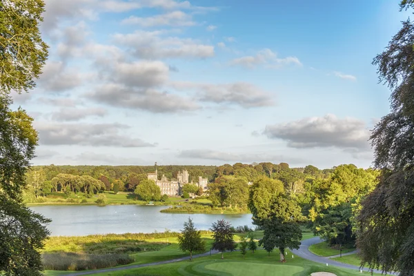 Foto famoso hotel 5 estrellas dromoland castillo y club de golf en Irlanda — Foto de Stock