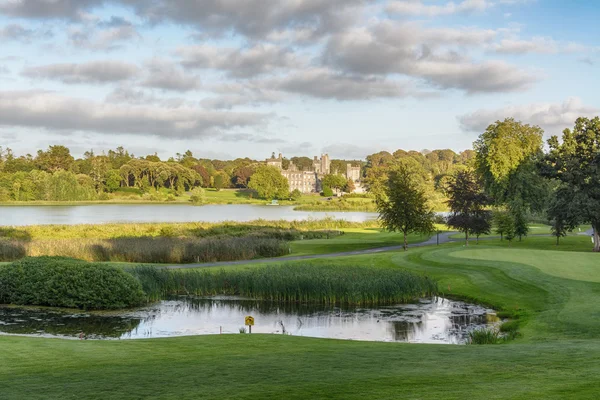 Foto famoso hotel 5 estrelas dromoland castelo e clube de golfe na Irlanda — Fotografia de Stock