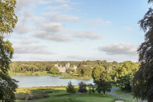 Photo famous 5 star dromoland castle hotel and golf club in ireland — Stock Photo, Image