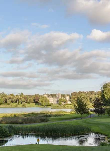 Photo famous 5 star dromoland castle hotel and golf club — Stock Photo, Image