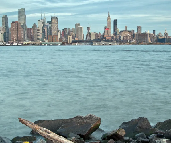 Hermoso paisaje urbano de Nueva York sobre el Hudson — Foto de Stock