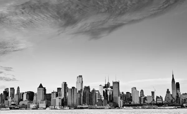New Yorks skyline över Hudsonfloden — Stockfoto