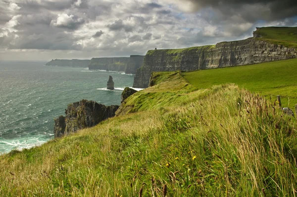 Paysage marin avec plage et grandes falaises au bord de la côte — Photo