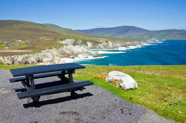 Acantilados pintorescos cerca de la costa oeste de Irlanda — Foto de Stock