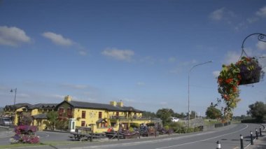 County Clare, İrlanda - 8 Eylül 2015: İrlanda'nın en ünlü halk Bunratty Castle ve Durty Nelly'nın Pub, County Clare, İrlanda