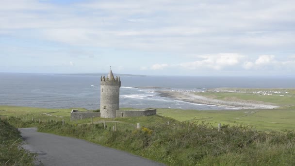 Famosa atração pública Doonagore castelo, Doolin, County Clare, Irlanda — Vídeo de Stock