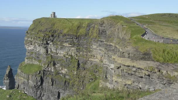 Irlanda número 1 famosa atracción turística. Acantilados de Moher, en la ruta de la ruta atlántica salvaje, Clare condado, Irlanda — Vídeo de stock