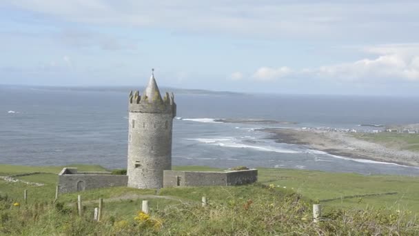 Híres nyilvános vonzás Doonagore vár, Doolin, County Clare, Írország — Stock videók