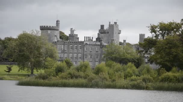 Atração do castelo público irlandês famoso, Dromoland, County Clare, Irlanda — Vídeo de Stock