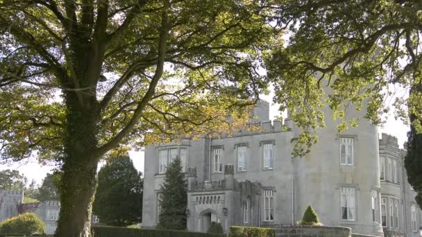 Atracción pública famosa en Irlanda, Castillo, Dromoland, Condado de Clare, Irlanda — Vídeo de stock