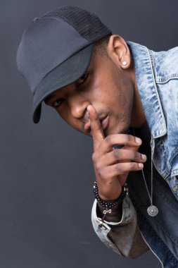 Hip hop Afrikalı-Amerikalı dansçı izole arka plan portresi