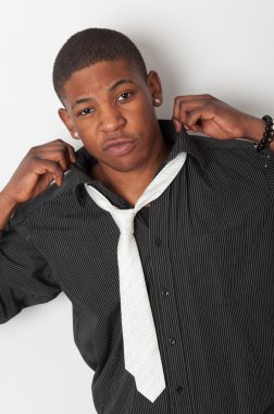 Genç ve yakışıklı bir Afrikalı Amerikalı portresi kapatın