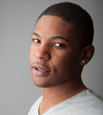 Yakışıklı bir siyah adam headshot portresi kadar kapatın