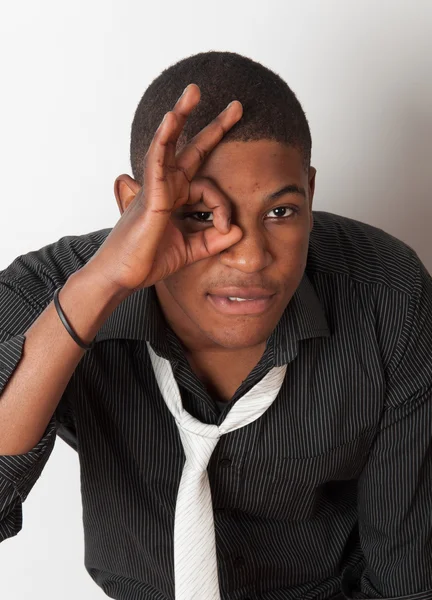 Genç ve yakışıklı bir Afrikalı Amerikalı portresi kapatın