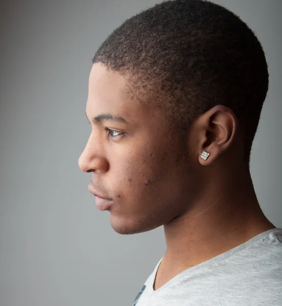 ハンサムな黒人男性のヘッド ショット肖像画を間近します。 — ストック写真