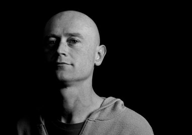 erkek b&w içinde siyah bir zemin üzerinde