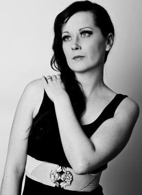 siyah ve beyaz yüksek karşıtlık genç kadın