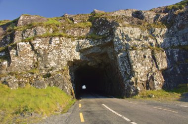 kırsal su atık drenaj işareti yol kenarında