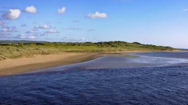Sahil yürüyüş ve koşu alanına göre kumlu plaj