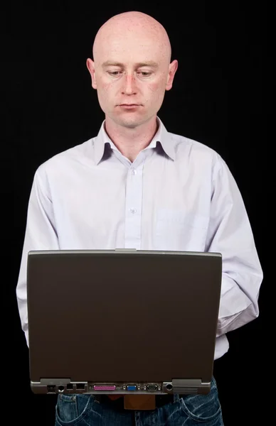 Hombre de 30 años en camisa sobre fondo negro — Foto de Stock