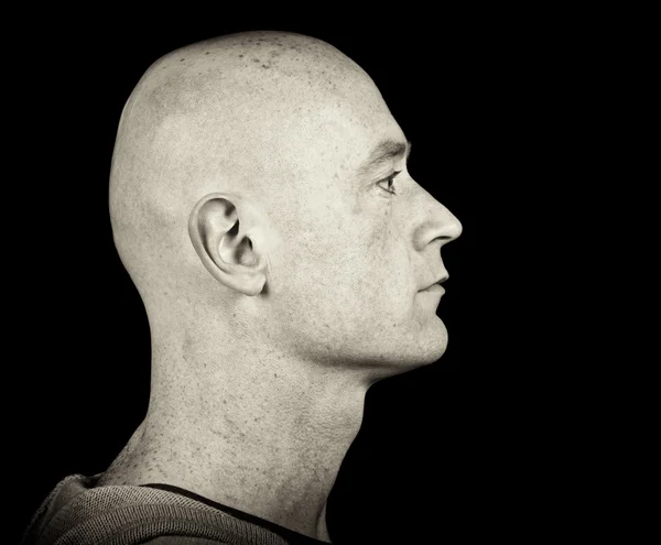 Imagen de cerca de una cabeza masculina de lado en negro — Foto de Stock