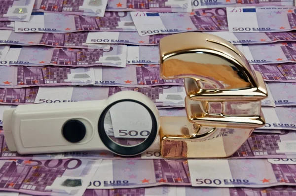 Γραμμάτια 500 ευρώ και το χρυσό σύμβολο του ευρώ με μεγεθύνει γυαλί — Φωτογραφία Αρχείου
