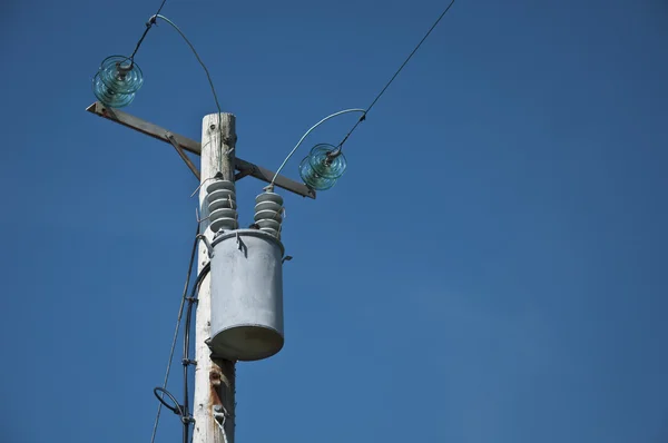 Linha de energia elétrica e transformador com céu azul — Fotografia de Stock