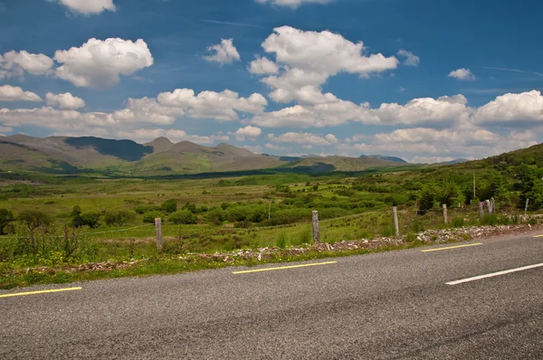 Vibrante paesaggio panoramico da ovest dell'Irlanda — Foto Stock