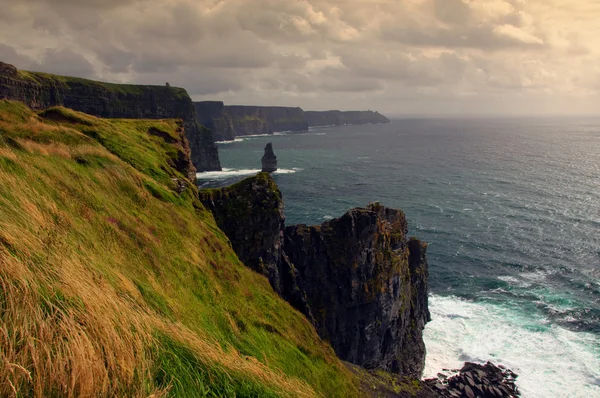 Vista panorâmica do pôr do sol das falésias de moher, irlanda — Fotografia de Stock