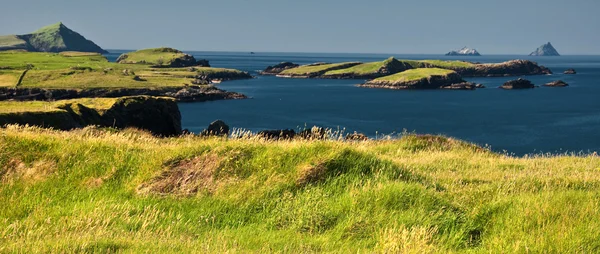 Hermoso paisaje vibrante paisaje y cinta de mar oeste Irlanda — Foto de Stock