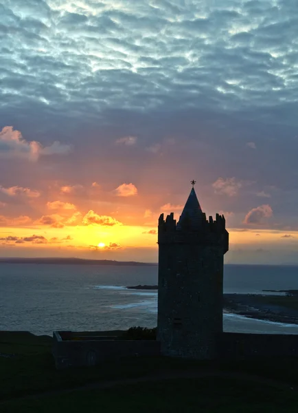 Ірландський замок захід сонця біля океану — стокове фото