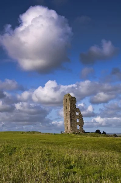 Ruiny zamku stary irlandzki w zielone pole z błękitnego nieba — Zdjęcie stockowe