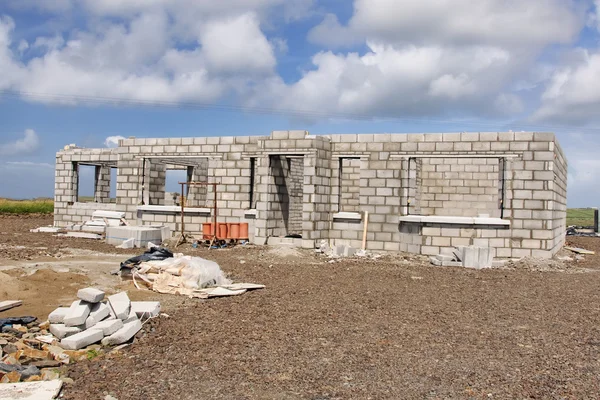 Nuova costruzione cemento pietra Casa Costruzione cielo blu — Foto Stock