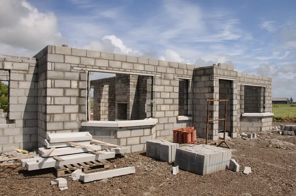 Nueva construcción de piedra de hormigón Casa Construcción cielo azul —  Fotos de Stock