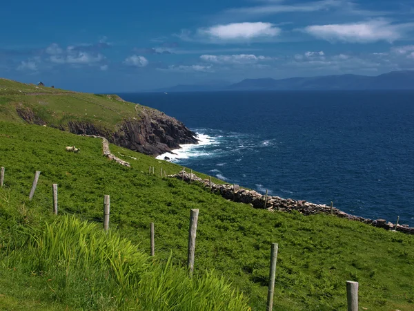 Hermoso paisaje vibrante paisaje y cinta de mar oeste Irlanda — Foto de Stock