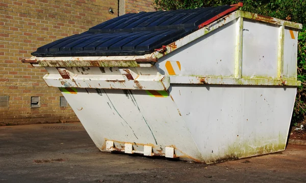 Industrielles Recyclingüberspringen mit Abfall draußen, Werbung auf weiß — Stockfoto