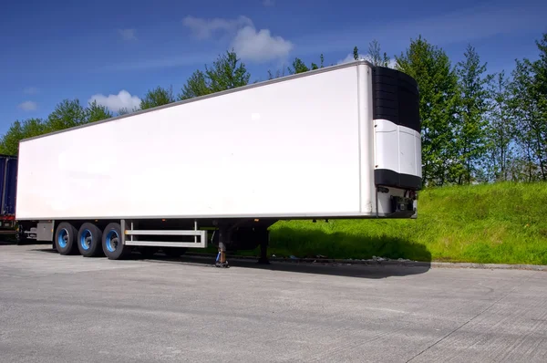 Air conditioned kamion pótkocsi árufuvarozási szállítására — Stock Fotó