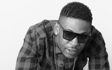 Hip hop Afrikalı-Amerikalı dansçı izole arka plan portresi